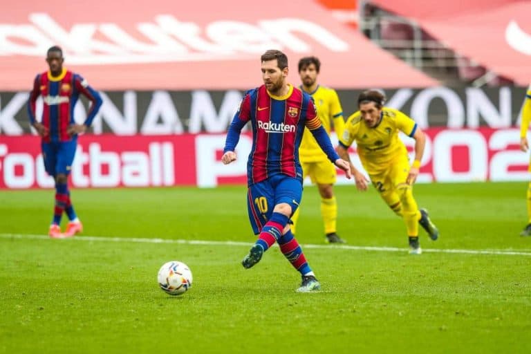 مدرب برشلونة يصاب بنزيف في الدم قبيل مباراة فريقه أمام إشبيلية مواجهة نارية بين برشلونة واشبيلية في الدوري الإسباني watanserb.com
