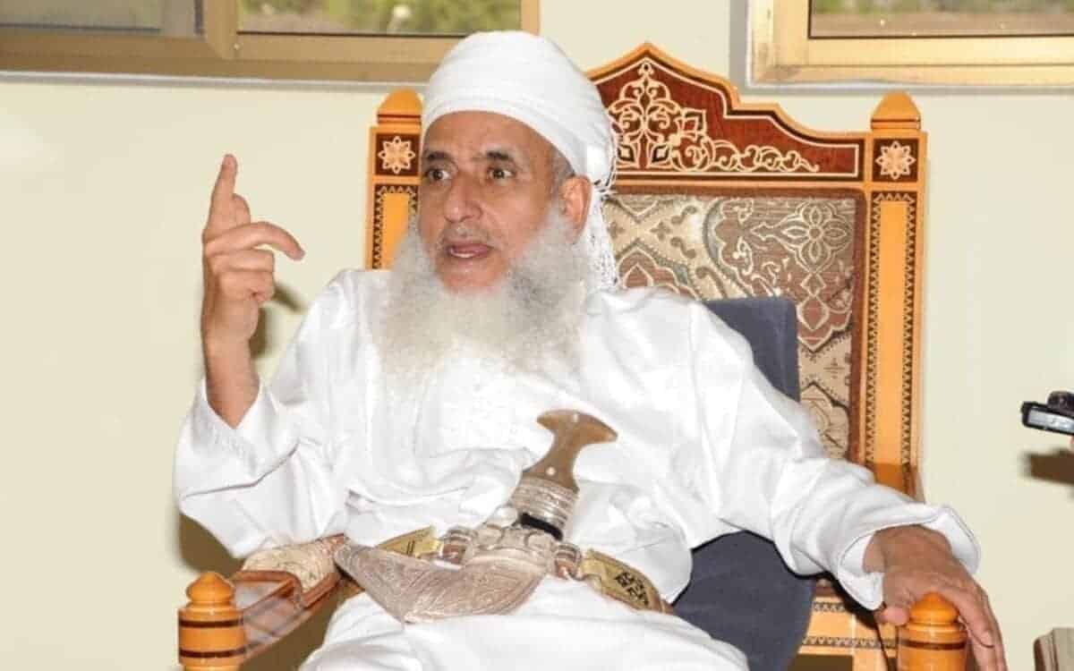 الشيخ أحمد الخليلي يهاجم الدياثة