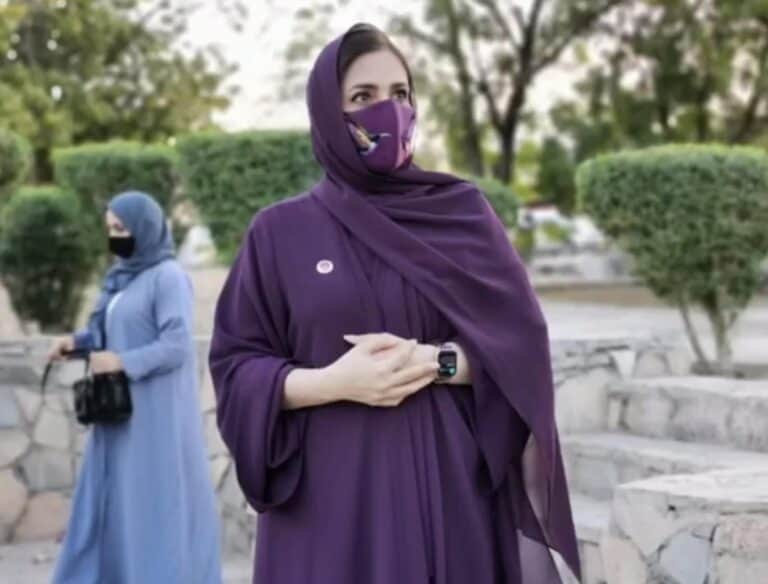 طفلة عمانية تستقبل زوجة السلطان هيثم watanserb.com