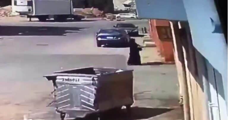 لص الرياض يشعل غضب السعوديين بما فعله مع امرأة تسير لوحدها في الشارع “فيديو” لص الرياض يشعل غضب السعوديين watanserb.com
