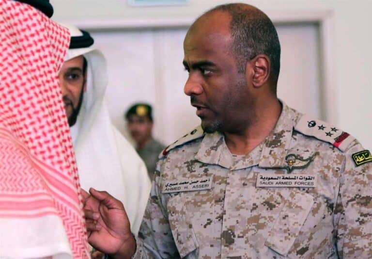 أحمد عسيري يظهر في صور حديثة وهو على متن طائرة watanserb.com