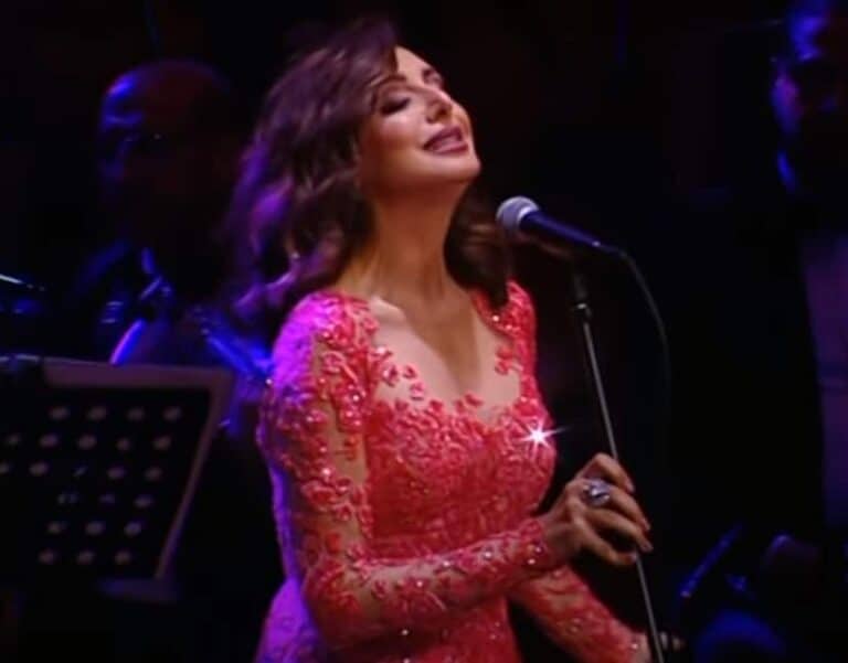 فستان أنغام المفتوح من الأمام يضعها في موقف محرج أمام الجمهور .. شاهد كيف تصرفت! فستان أنغام يضعها في موقف محرج خلال حفل على المسرح watanserb.com