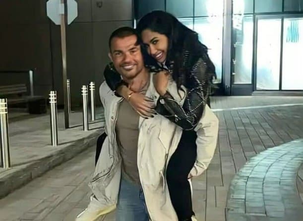 بعدما حملها على ظهره .. إنجي كيوان تعترف بسرّ صورها الحميمية مع عمرو دياب! صورة إنجي كيوان وهي على ظهر عمرو دياب أثارت ضجة واسعة watanserb.com