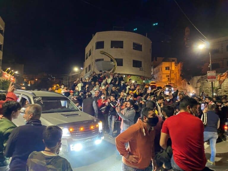 “لا إصلاح ولا تصليح”.. “شاهد” الأردنيون يهتفون ضد الملك عبدالله مطالبين برحيله الاردنيون يهتفون ضد الملك عبدالله ويطالبون برحيله watanserb.com