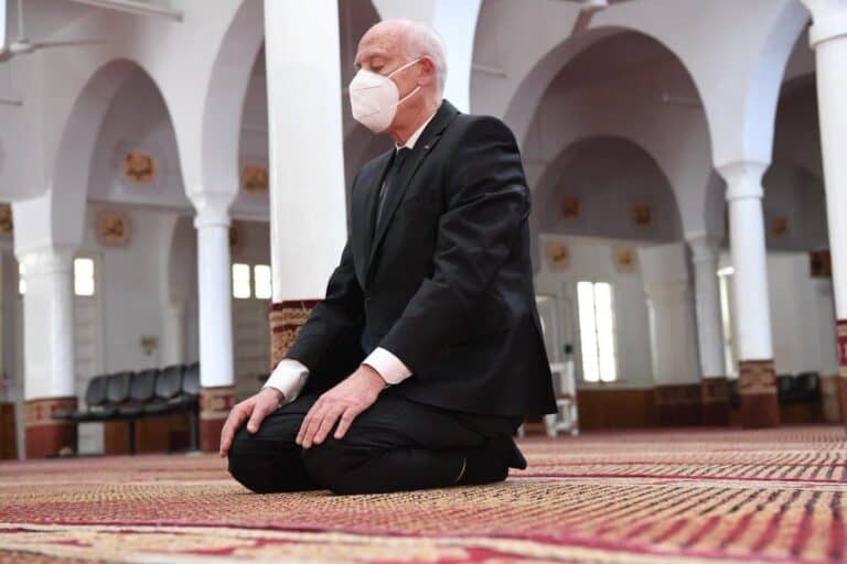 صورة قيس سعيد يصلي في مسقط رأس راشد الغنوشي تثير جدلاً سياسياً رئيس تونس قيس سعيد يصلي في مسقط رأس راشد الغنوشي watanserb.com