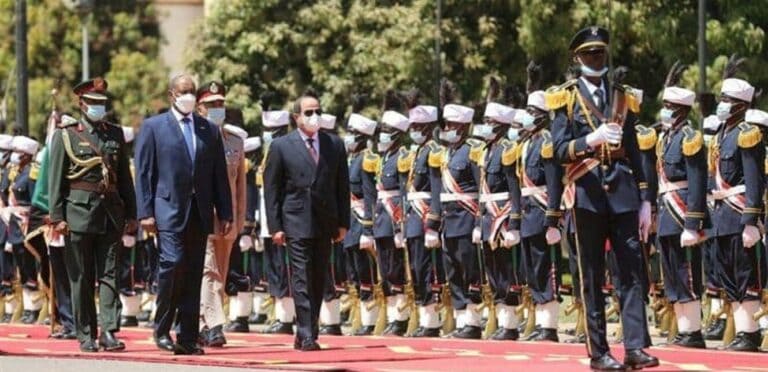 السيسي وزوجته انتصار يتعرضان لموقف محرج في السودان السيسي وزوجته يتعرضان لموقف محرج بالسودان watanserb.com