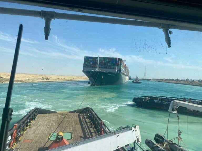 الإعلان عن استئناف العمل في قناة السويس رغم أنباء عن عودة السفينة إلى وضعها العالق السفينة الجانحة في قناة السويس watanserb.com