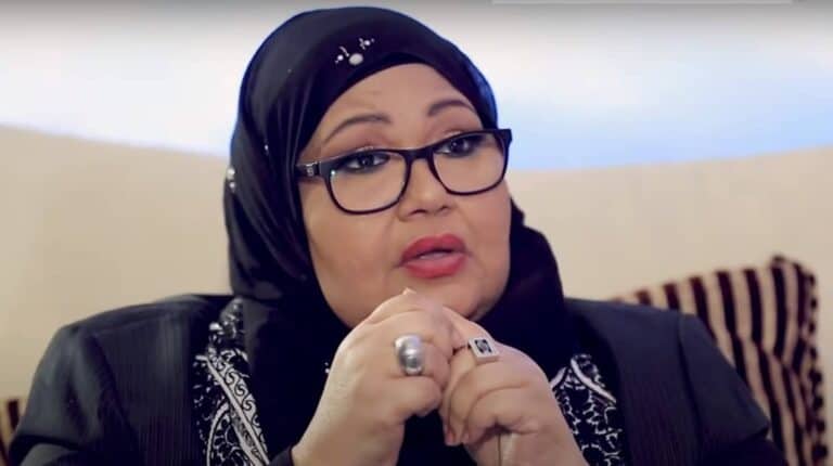 الفنانة الكويتية انتصار الشراح في قسم العناية المركزة بعد تعرضها لنقص بالأكسجين و بكتيريا بالدم watanserb.com