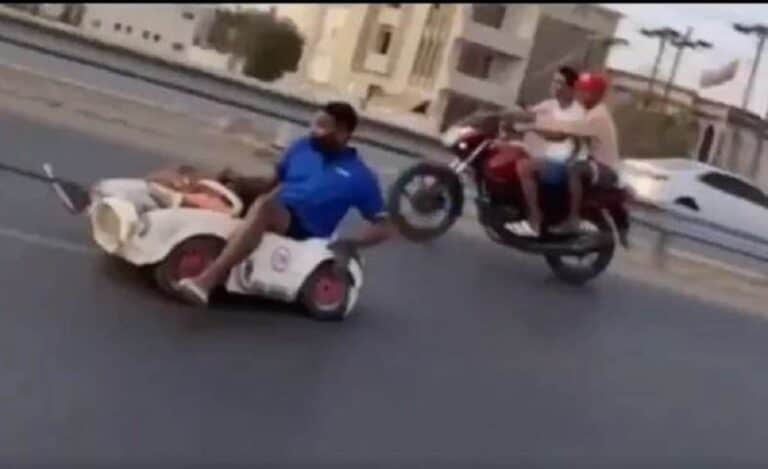 فيديو صادم لما فعله مستهترون في سلطنة عمان وكادوا يتسببوا بكارثة في مسقط مستهترون في سلطنة عمان watanserb.com