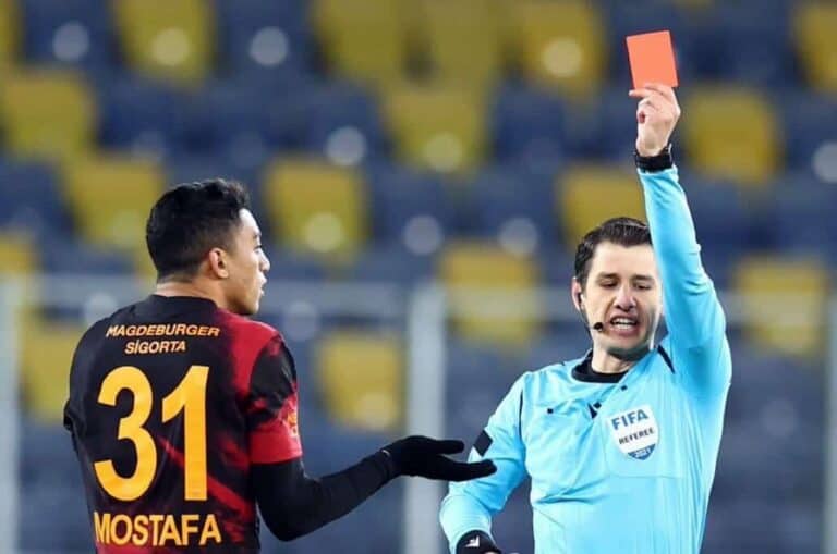 اللاعب المصري مصطفى محمد وعقوبة الطرد watanserb.com