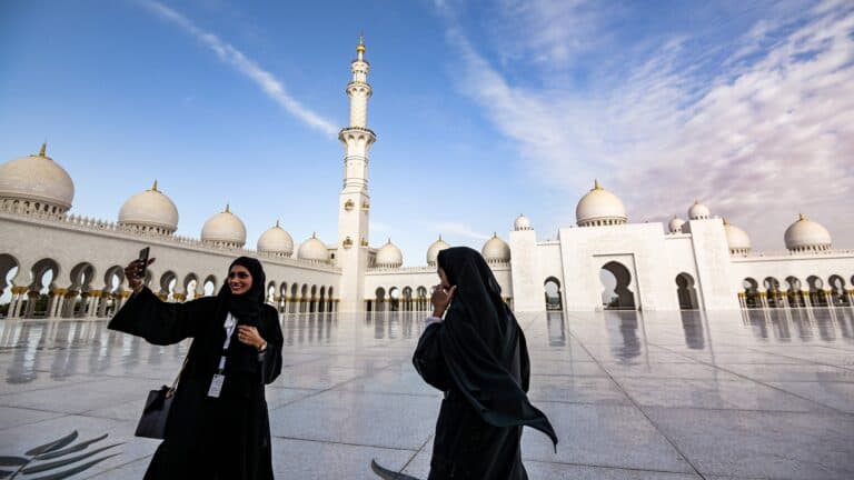 فتاة إماراتية تقدم بلاغاً ضد والدها للشرطة بعد أن وقعت في حب زميلها الأجنبي! فتيات اماراتيات watanserb.com