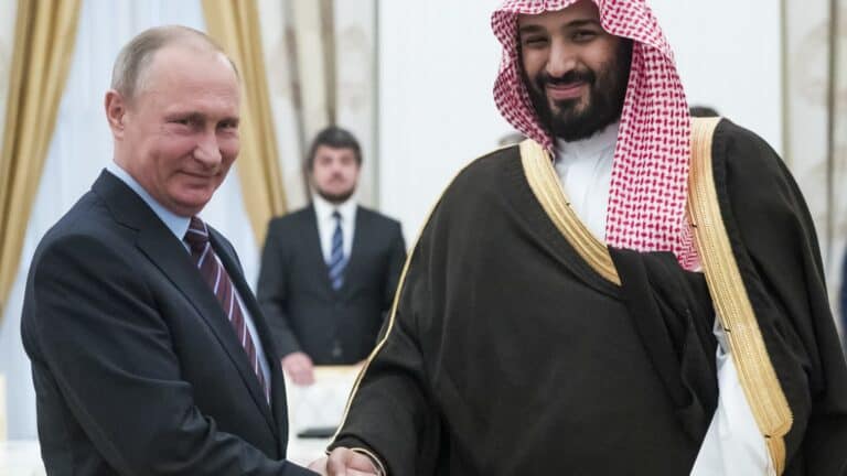 صحيفة روسية تكشف كيف أغاظ محمد بن سلمان بايدن وارتمى في أحضان بوتين السعودية تفكر في شراء أسلحة روسية watanserb.com