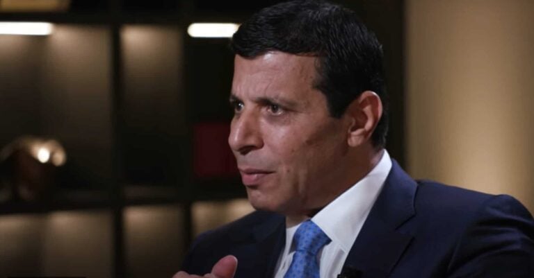 كاتب فلسطيني: دحلان يعتاش على فتات الإمارات ويسعى لشراء الفلسطينيين بدراهمهم نظام المهداوي يهاجم محمد دحلان watanserb.com