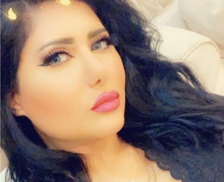 هكذا أخفت ملاك الكويتية جسدها خوفاً من الرقابة لكونها تتصور بملابس شبه عارية! ملاك الكويتية تخفي جسدها خوفاً من الرقابة لكونها تتصور بملابس شبه عارية watanserb.com