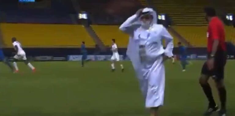 إداري بنادي السد القطري يقتحم الملعب في مباراة فريقه مع النصر السعودي watanserb.com