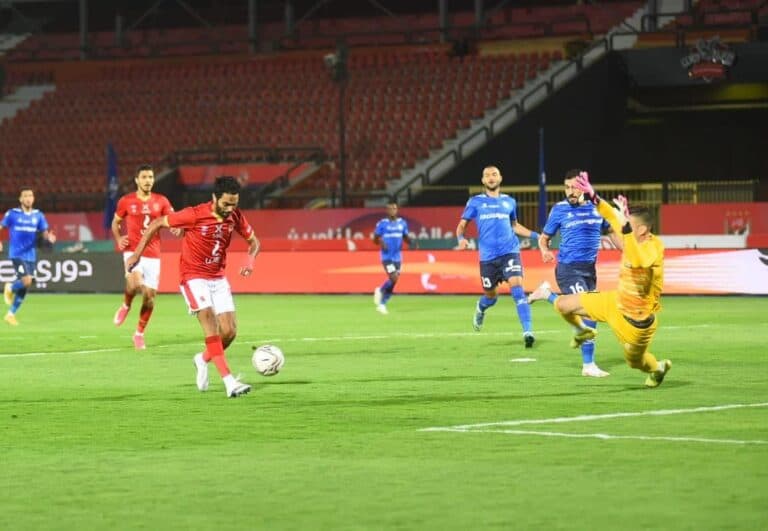 الأهلي المصري يفقد النقاط الثمينة بتعثره أمام سموحة في الوقت القاتل مباراة الأهلي وسموحة watanserb.com