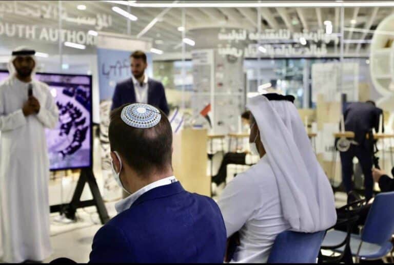 إماراتيون يحيون ذكرى “الهولوكوست” في دبي بإضاءة الشموع والغناء مع ابناء عمهم! الامارات تحيي ذكرى المحرقة watanserb.com