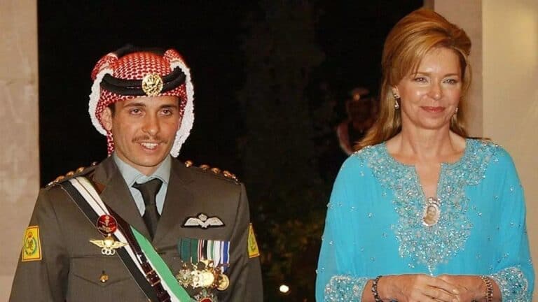 الملكة نور روجت له كبديل للملك عبدالله.. تفاصيل تحركات الأمير حمزة للاستيلاء على العرش الملكة نور والأمير حمزة watanserb.com