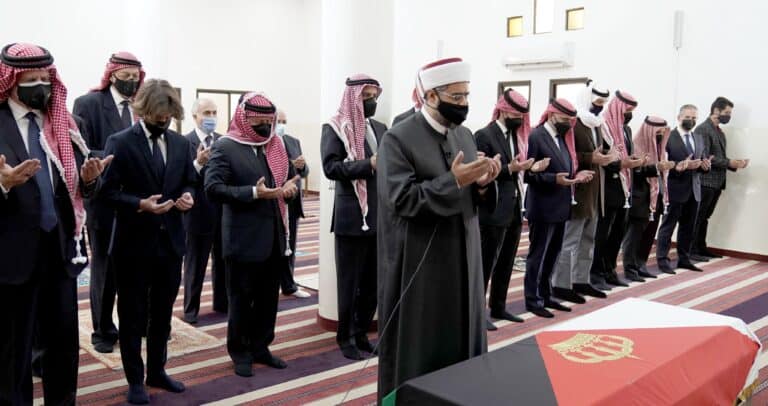 أين الأمير حمزة! .. غاب عن جنازة عمه الأمير محمد بن طلال بينما حضر الملك فهل هو في الإقامة الجبرية! تشييع جثمان الأمير محمد بن طلال watanserb.com