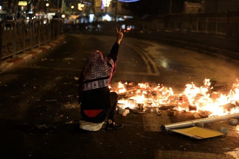 القدس تنتفض.. ثورة فلسطينية في وجه المحتل الاسرائيلي واصابة العشرات واعتقال اخرين مواجهات بين الاحتلال وفلسطينيين بالقدس المحتلة watanserb.com