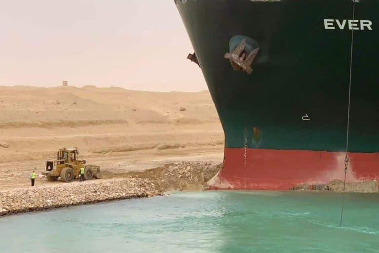 هل تم حرمان سائق الحفار المصري الصغير من راتبه؟.. هيئة قناة السويس تحسم الجدل وتوضح الكشف عن تفاصيل جديدة بشأن انحراف سفينة إيفر غيفن في قناة السويس watanserb.com