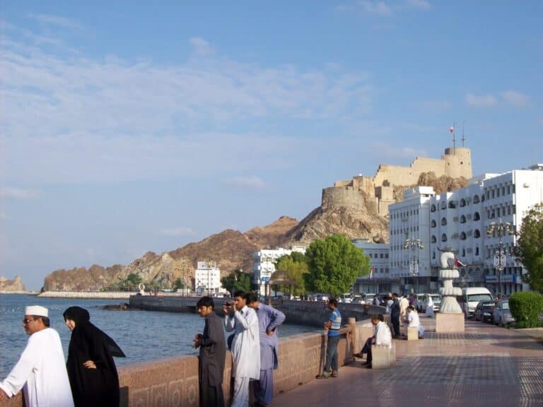 “فاعل خير” مجهول أصبح حديث العُمانيين بسبب ما فعله في محافظة الظاهرة بشكل سري فاعل خير في سلطنة عمان يتكفل بالإفراج عن جميع المحبوسين في محاكم محافظة الظاهرة watanserb.com