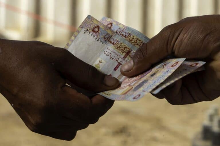 المصارف العُمانية تواجه ارتفاعاً في القروض المتعثرة و”فيتش” تحذر قروض سلطنة عمان watanserb.com