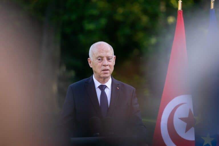 قيس سعيد يشعل تونس غضباً بما قاله عن “المسلمين والاسلاميين” وراشد الغنوشي قيس سعيد watanserb.com