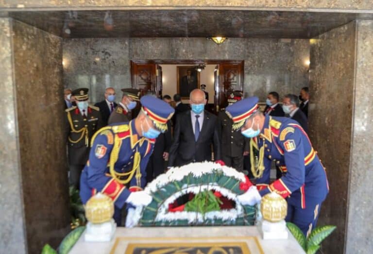 “شاهد” ما كتبه الرئيس التونسي قيس سعيد على قبر جمال عبد الناصر يثير الجدل قيس سعيد watanserb.com