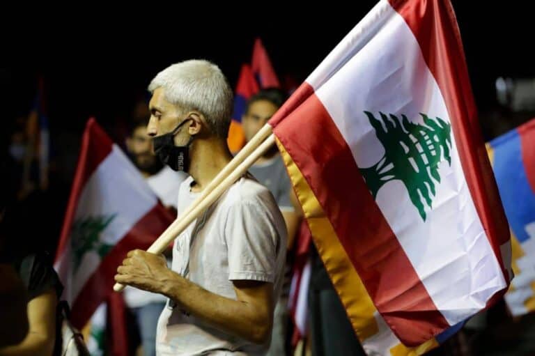 لبنان في خطر .. مواطنون يشترون أسلحة خوفاً من فوضى بعد هذا القرار الذي “يعني زوال البلد” رفع الدعم الرسمي عن الأساسيات في لبنان هو عنوان الأزمة المقبلة watanserb.com