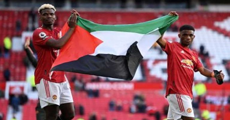 بوغبا وتراوري يرفعان العلم الفلسطيني داخل معقل مانشستر يونايتد تضامنًا مع فلسطين بوغبا وتراوري watanserb.com