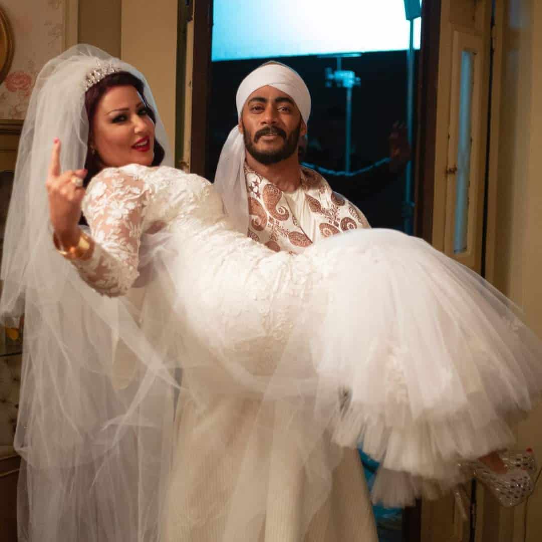 محمد رمضان وهو يحمل سمية الخشاب بين يديه