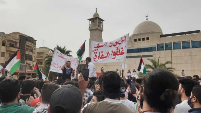 ضغوط كبيرة على الملك عبدالله لطرد سفير إسرائيل ونواب يدعون لعودة العلاقات مع حماس أردنيون يطالبون بطرد السفير الاسرائيلي watanserb.com
