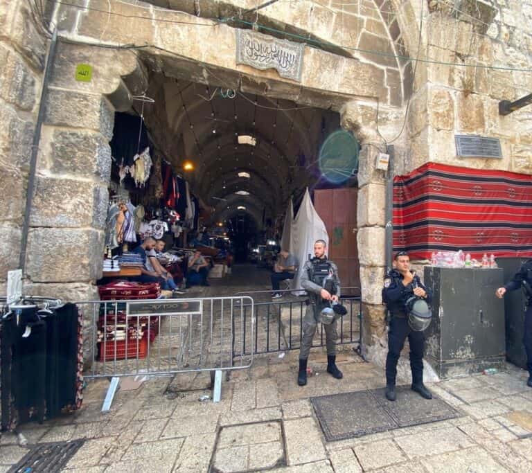 الاحتلال ينسحب جزئياً من المسجد الأقصى بعد فشله في طرد المصلين (فيديو) المسجد الأقصى watanserb.com
