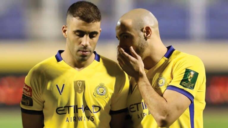 “شاهد” نجمان مغربيان في النصر السعودي يتعاركان على تنفيذ ركلة جزاء الحمد الله وأمرابط والنصر السعودي watanserb.com