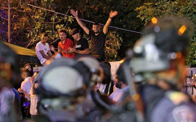 أنقذوا حي الشيخ جراح.. المواجهات تعود للحي الذي فجر هبة الفلسطينيين والاحتلال يعتدي على المقدسيين الشيخ جراح watanserb.com