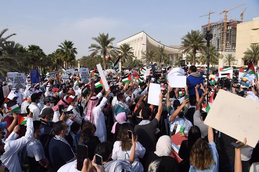 لماذا قال وزير الداخلية الكويتي لمواطن في ساحة الإرادة (اتقي الله)؟ (فيديو) وقفة تضامنية في الكويت مع الشعب الفلسطيني حضرها وزير الداخلية الكويتي watanserb.com