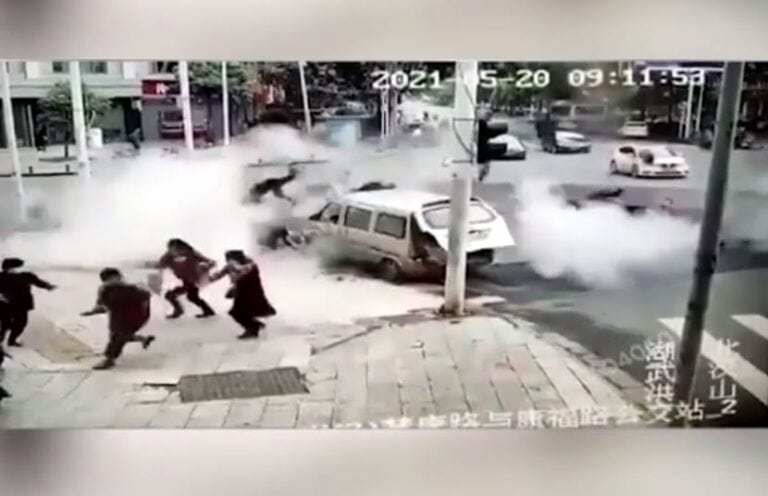 صادم ومرعب .. شاهد كيف انفجرت الأرض في ووهان الصينية وقذفت المارة في الهواء!! انفجار الارض في ووهان الصينية watanserb.com