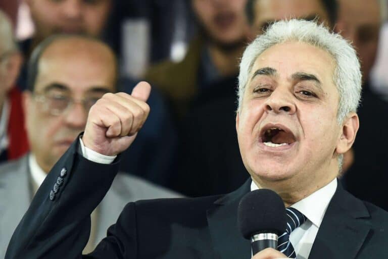 صباحي يلوح لأنصاره بإشارة رابعة watanserb.com