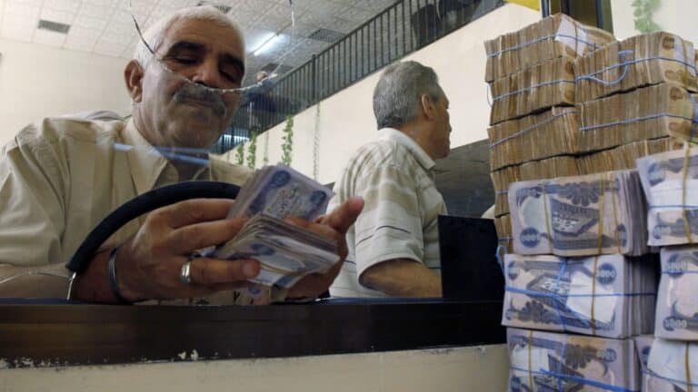 العراق يحتاج (27) عاماً حتى يتمكن من تسديد ديونه.. برلماني عراقي يصدم الجميع بهذه التصريحات ديون العراق watanserb.com