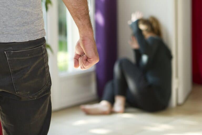 زوج في الإمارات أجبر زوجته على شرب البول watanserb.com