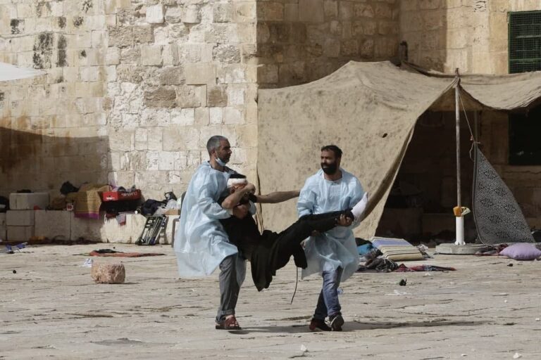 صرخة سيدة فلسطينية من ساحات الأقصى خلال اقتحام قوات الإحتلال watanserb.com