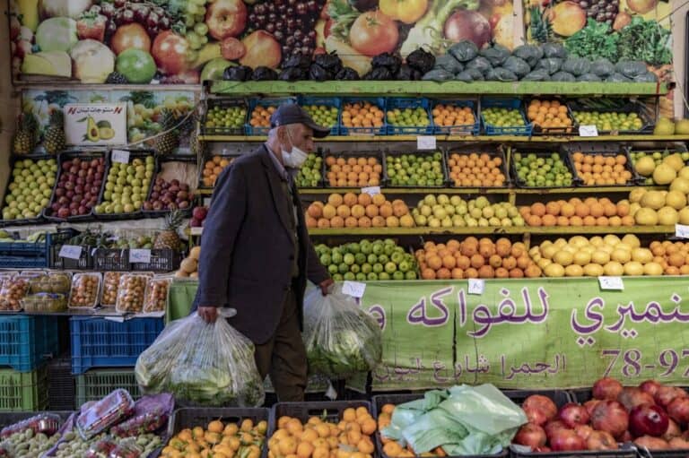 نريد توفير الطعام لأطفالنا حتى لا يناموا جوعى.. بنك الطعام في لبنان يتلقى آلاف المناشدات يومياً المواطنون في لبنان يعانون من صعوبة توفير الطعام لاطفالهم watanserb.com