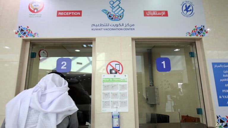 نرفض اللقاح الاجباري.. كويتيون ينتفضون ضد قرار الحكومة فرض التطعيم ولكن لماذا اللقاح الاجباري في الكويت watanserb.com