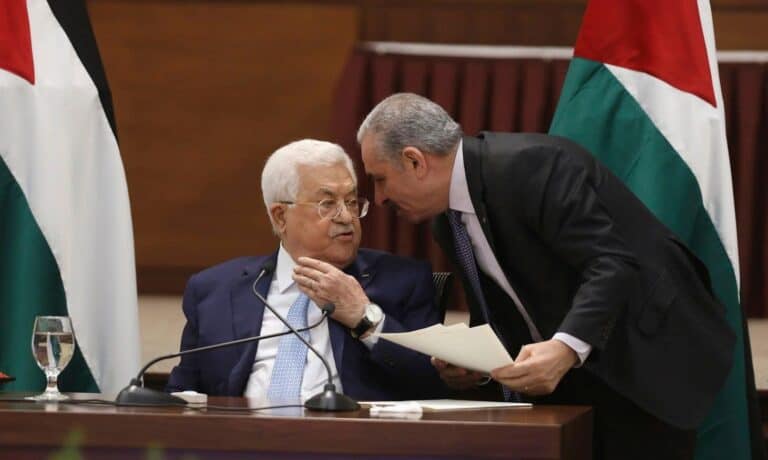 كواليس تأجيل الانتخابات.. محمود عباس طلب من رئيس وزرائه خنق غزة أكثر وقمع حماس بالضفة الرئيس الفلسطيني محمود عباس watanserb.com