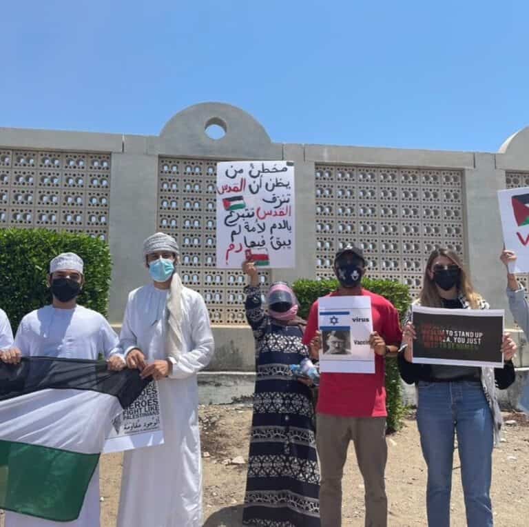 العمانيون يرتدون الكوفية الفلسطينية في وقفة تضامنية ويهتفون للمسجد الأقصى وغزة وقفة تضامنية في سلطنة عمان مع فلسطين watanserb.com