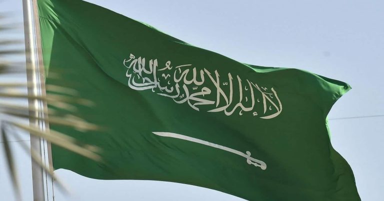 سعودية تفضح ما يحدث في الأماكن العامة بينما يُمنع نقل الصلاة عبر مكبرات الصوت (شاهد) منع مكبرات الصوت في الصلاة watanserb.com