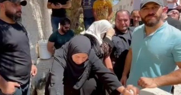 شاهدوا ماذا قالت والدة نزار بنات عند قبره بعد دفنه! والدة نزار بنات watanserb.com