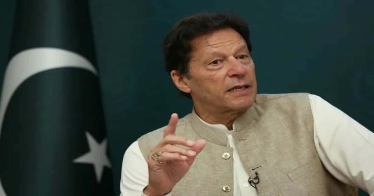عمران خان يثير الجدل بما قاله عن النساء اللائي يرتدين القليل من الملابس في الشارع عمران خان والنساء watanserb.com