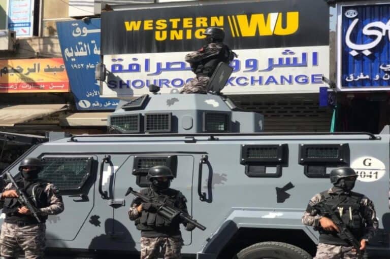 قوات الأمن تطوق منطقة ناعور حيث يوجد أسامة العجارمة وأنصاره يردون بإطلاق النار الامن الاردني يحاصر منطقة ناعور التي يتواجد فيها اسامة العجارمة watanserb.com